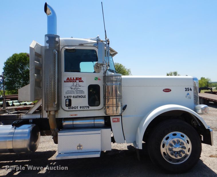 image for item DG8501 2010 Peterbilt 389 semi truck