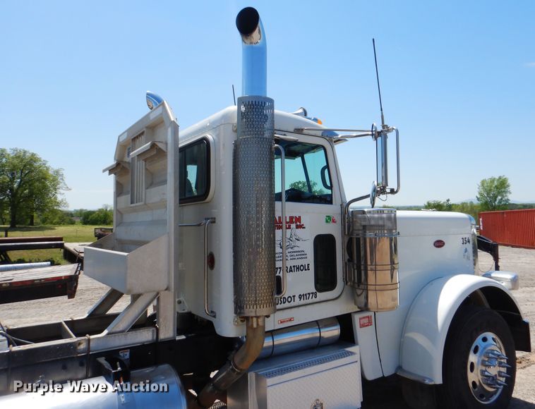 image for item DG8501 2010 Peterbilt 389 semi truck