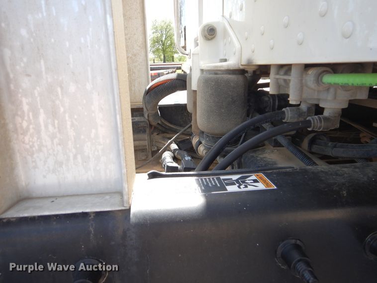 image for item DG8501 2010 Peterbilt 389 semi truck