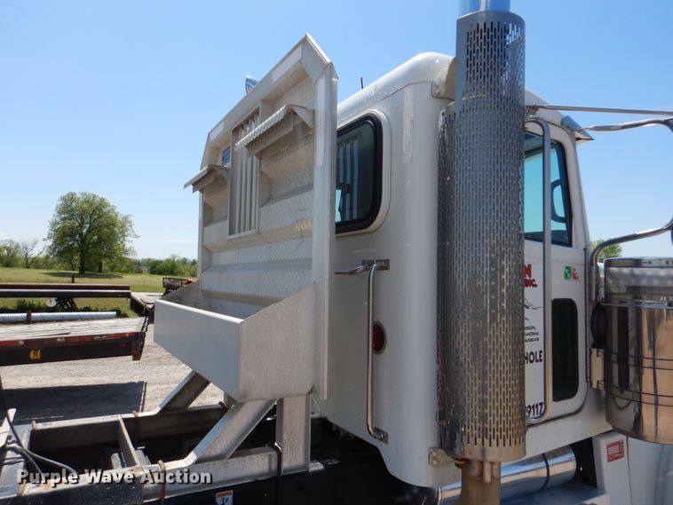 image for item DG8501 2010 Peterbilt 389 semi truck