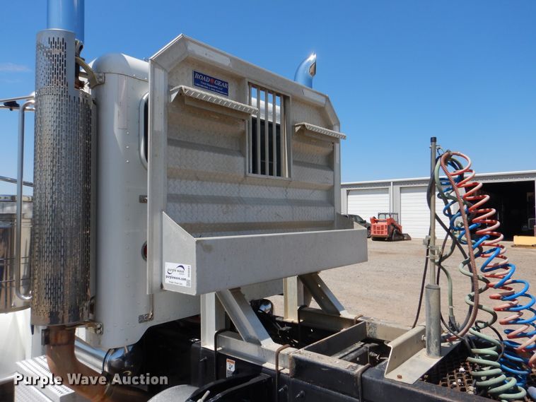 image for item DG8501 2010 Peterbilt 389 semi truck