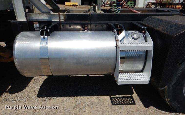 image for item DG8501 2010 Peterbilt 389 semi truck