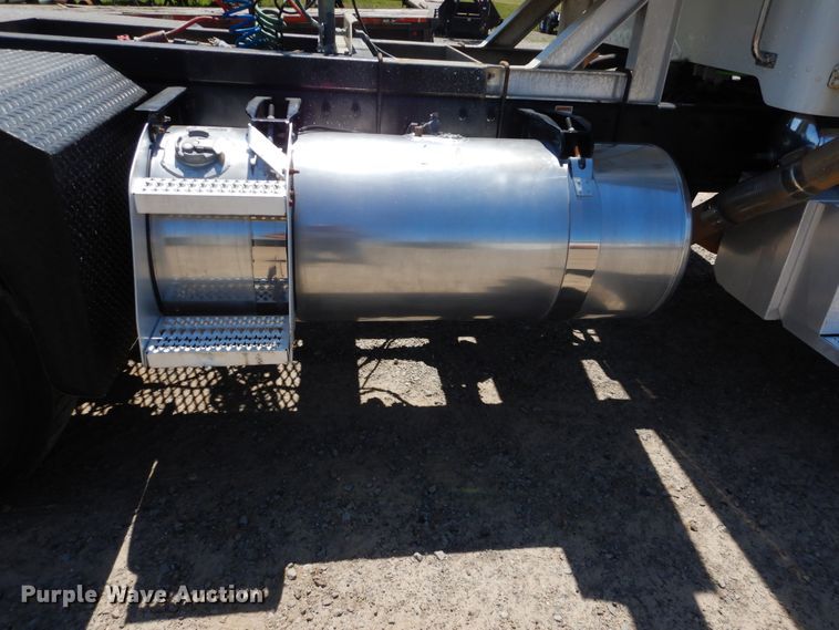 image for item DG8501 2010 Peterbilt 389 semi truck