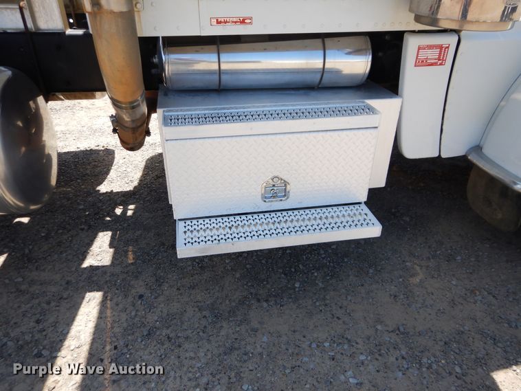 image for item DG8501 2010 Peterbilt 389 semi truck