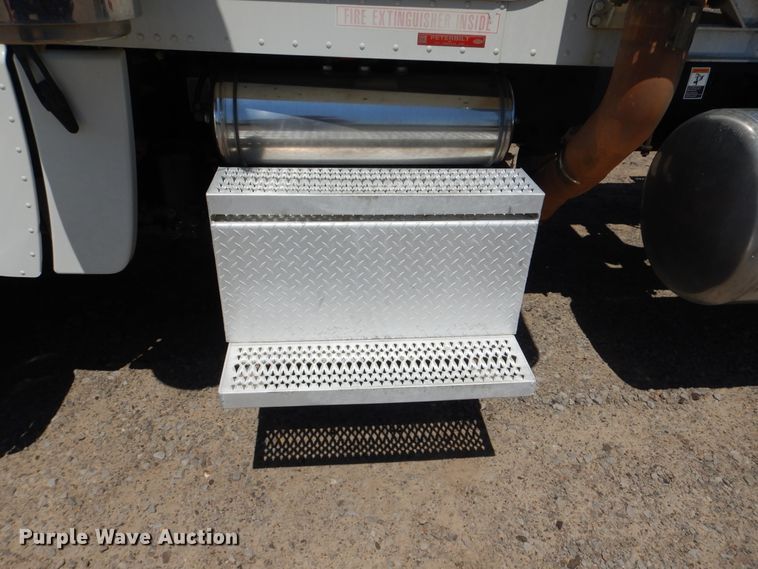 image for item DG8501 2010 Peterbilt 389 semi truck