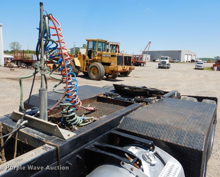 image for item DG8501 2010 Peterbilt 389 semi truck