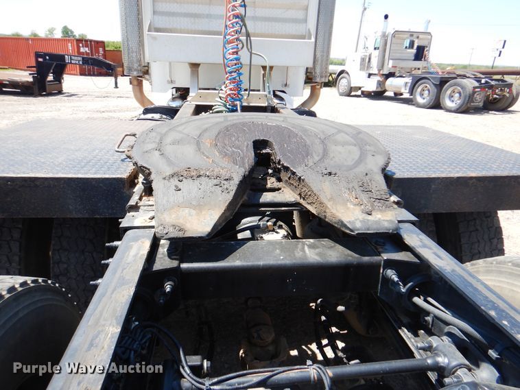 image for item DG8501 2010 Peterbilt 389 semi truck