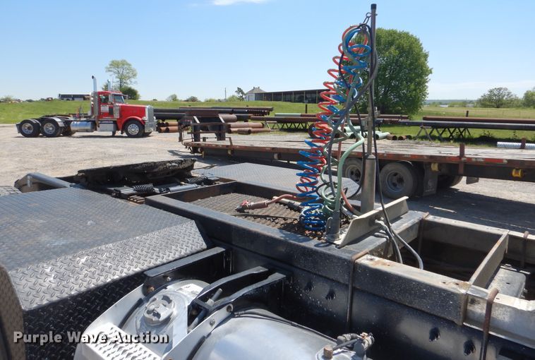 image for item DG8501 2010 Peterbilt 389 semi truck