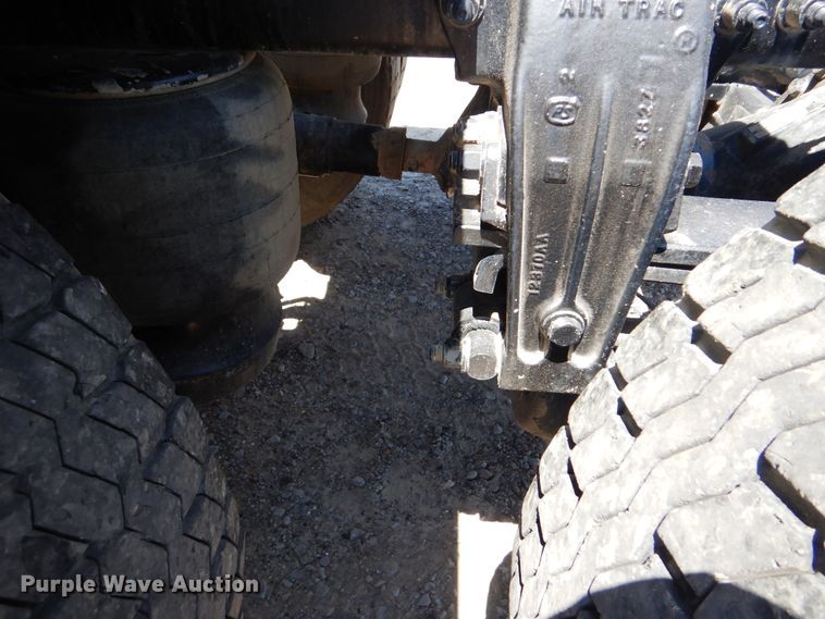 image for item DG8501 2010 Peterbilt 389 semi truck