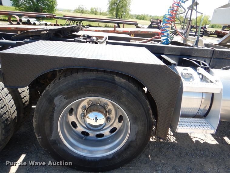 image for item DG8501 2010 Peterbilt 389 semi truck