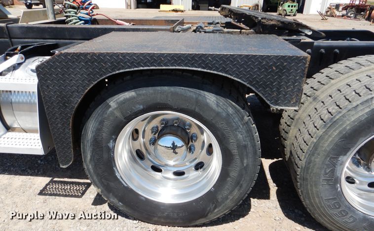 image for item DG8501 2010 Peterbilt 389 semi truck