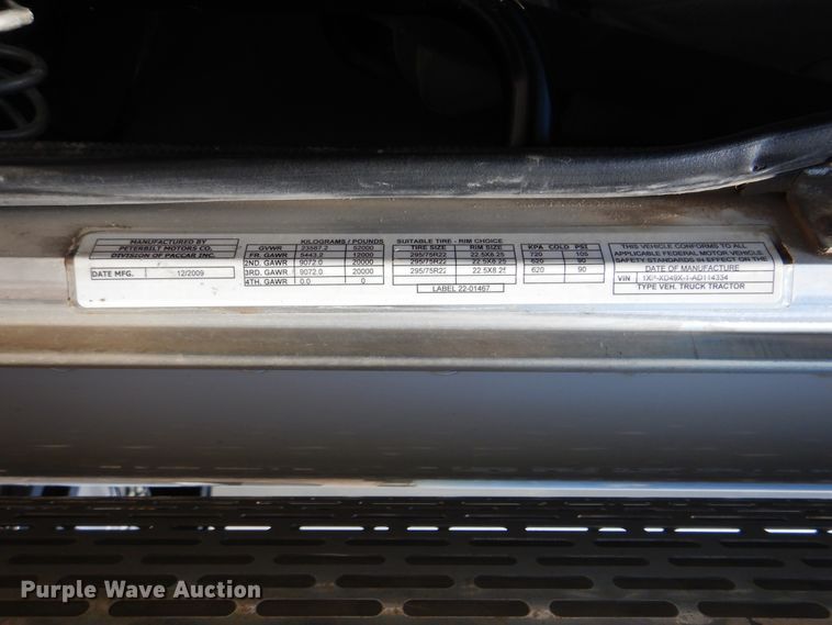 image for item DG8501 2010 Peterbilt 389 semi truck