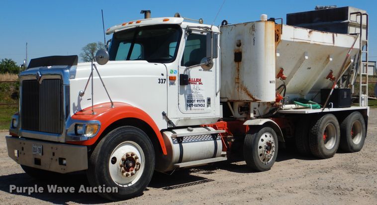 image for item DG8507 2004 International 9900i concrete batch plant truck