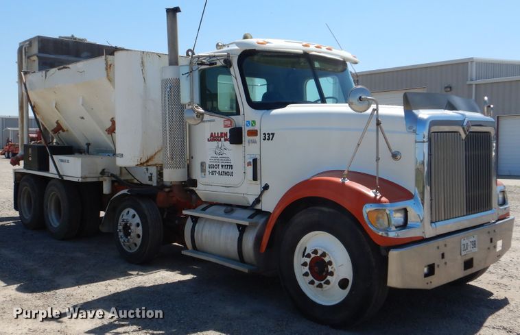 image for item DG8507 2004 International 9900i concrete batch plant truck