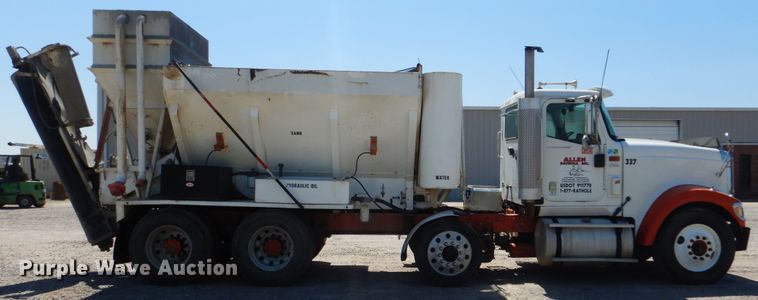 image for item DG8507 2004 International 9900i concrete batch plant truck