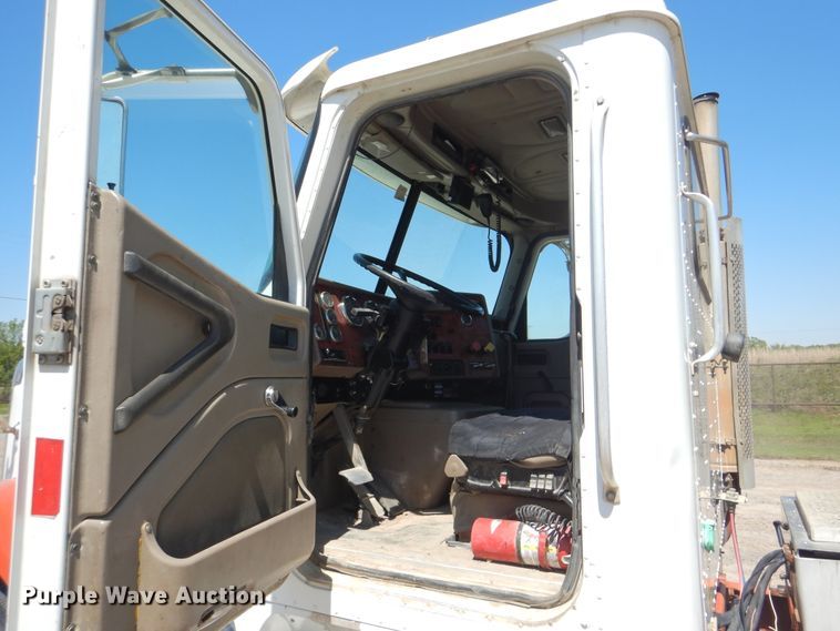 image for item DG8507 2004 International 9900i concrete batch plant truck