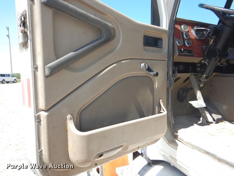 image for item DG8507 2004 International 9900i concrete batch plant truck