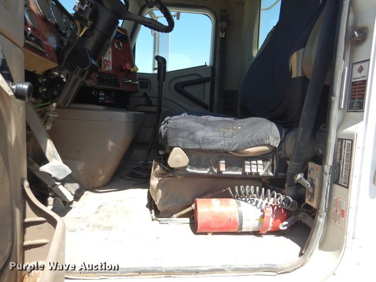 image for item DG8507 2004 International 9900i concrete batch plant truck