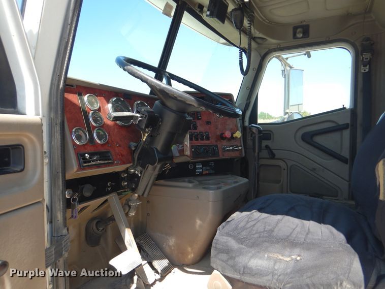 image for item DG8507 2004 International 9900i concrete batch plant truck