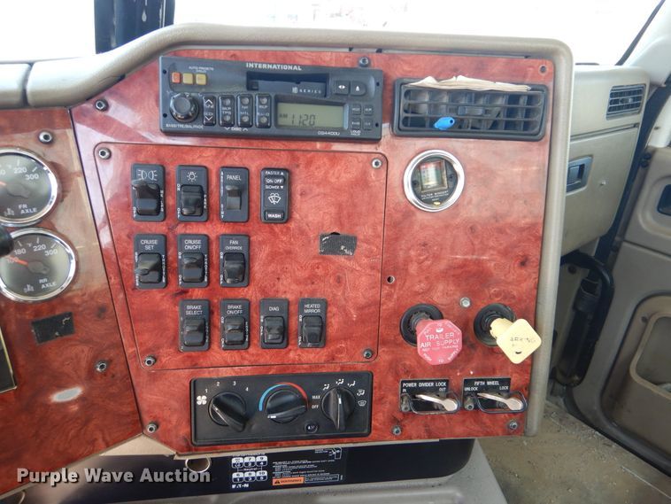 image for item DG8507 2004 International 9900i concrete batch plant truck