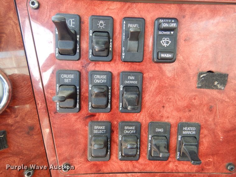 image for item DG8507 2004 International 9900i concrete batch plant truck