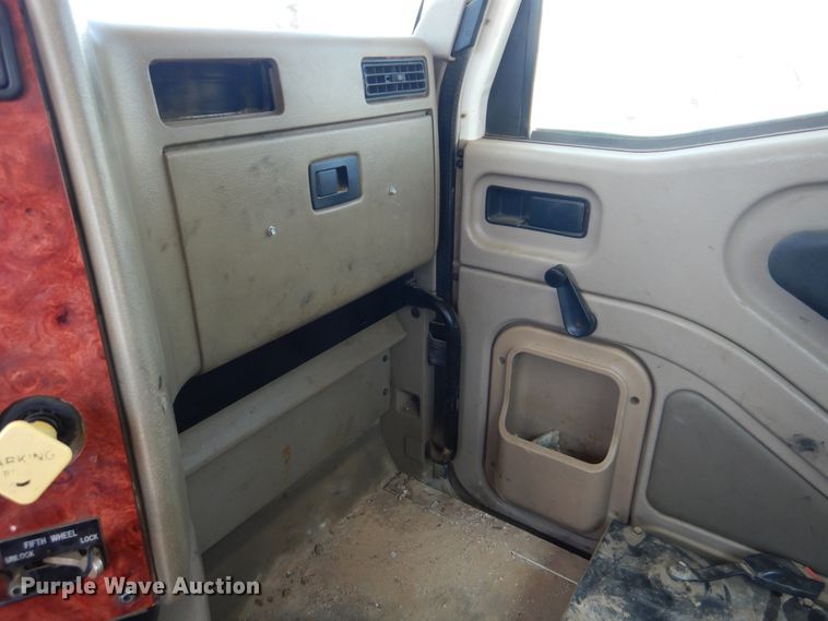 image for item DG8507 2004 International 9900i concrete batch plant truck