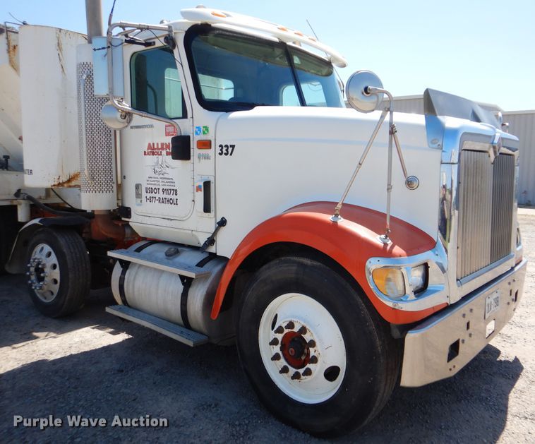 image for item DG8507 2004 International 9900i concrete batch plant truck