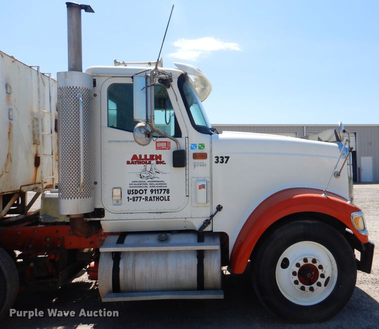 image for item DG8507 2004 International 9900i concrete batch plant truck