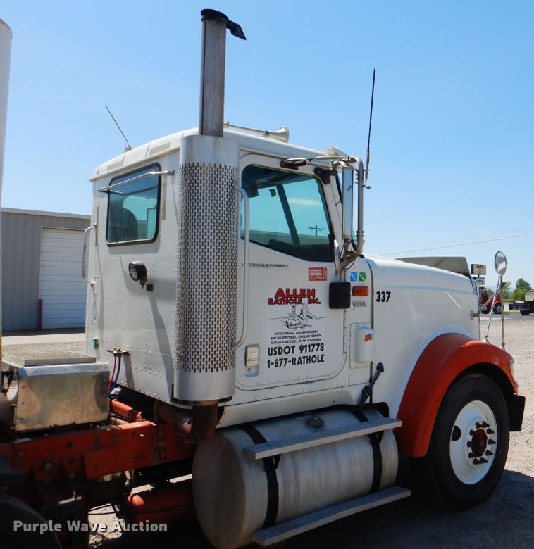 image for item DG8507 2004 International 9900i concrete batch plant truck