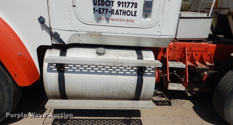 image for item DG8507 2004 International 9900i concrete batch plant truck