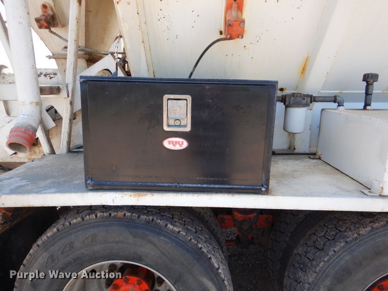 image for item DG8507 2004 International 9900i concrete batch plant truck