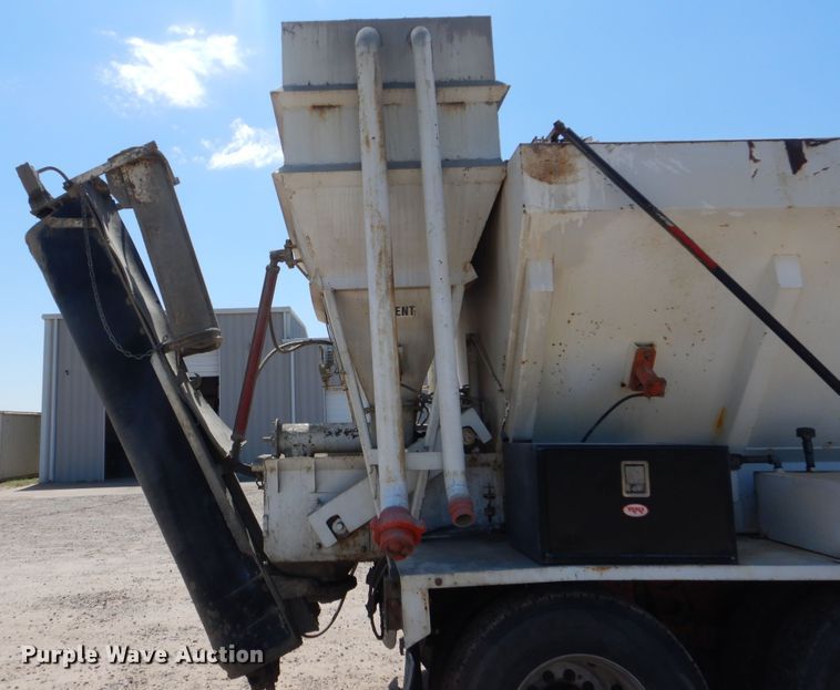 image for item DG8507 2004 International 9900i concrete batch plant truck