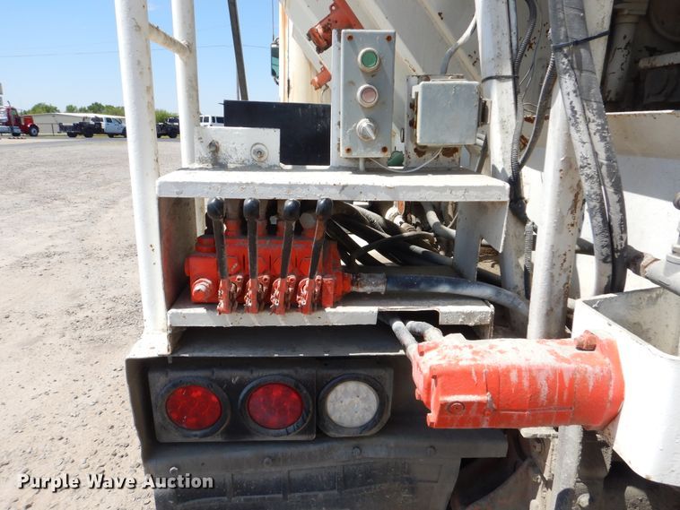 image for item DG8507 2004 International 9900i concrete batch plant truck