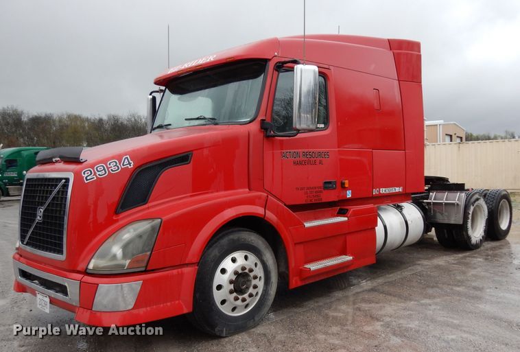 image for item DH2374 2007 Volvo VNL semi truck