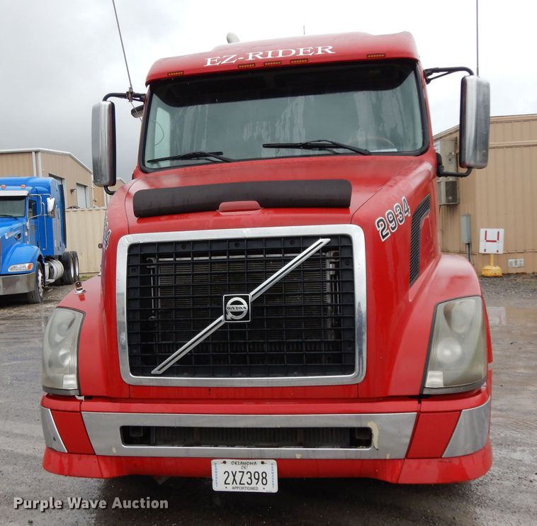 image for item DH2374 2007 Volvo VNL semi truck