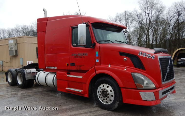 image for item DH2374 2007 Volvo VNL semi truck