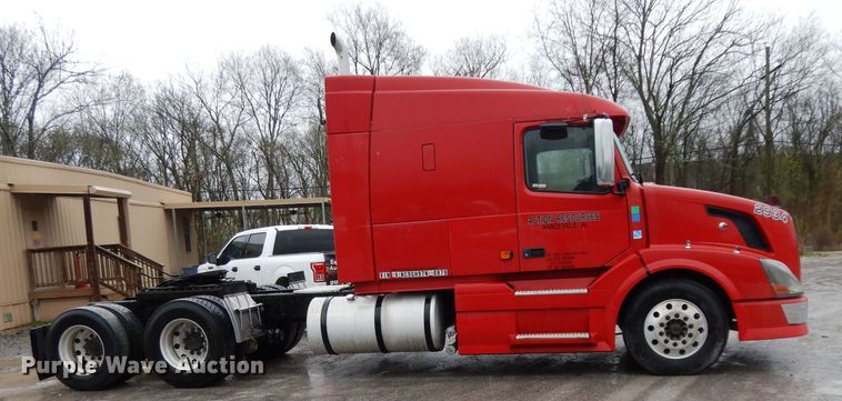 image for item DH2374 2007 Volvo VNL semi truck