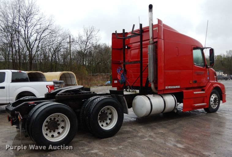 image for item DH2374 2007 Volvo VNL semi truck