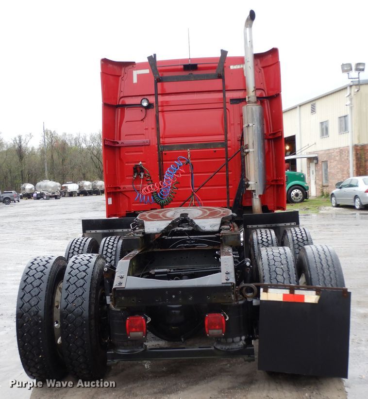 image for item DH2374 2007 Volvo VNL semi truck