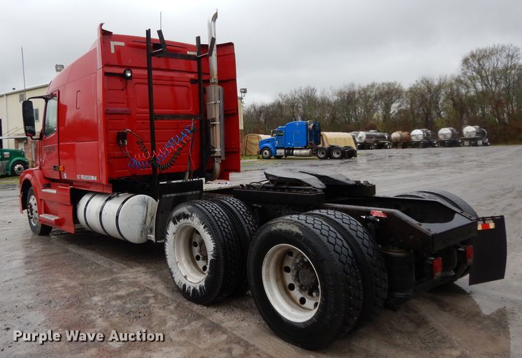 image for item DH2374 2007 Volvo VNL semi truck