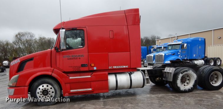 image for item DH2374 2007 Volvo VNL semi truck