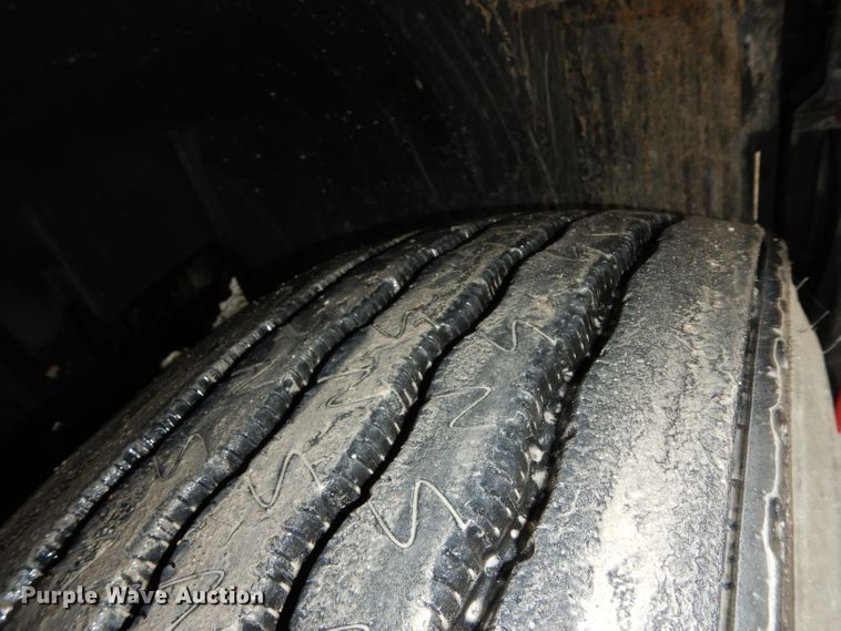 image for item DH2374 2007 Volvo VNL semi truck