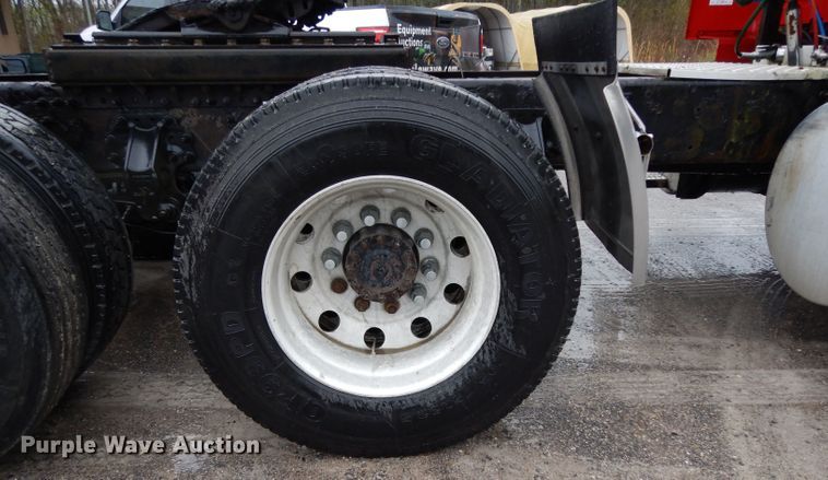 image for item DH2374 2007 Volvo VNL semi truck