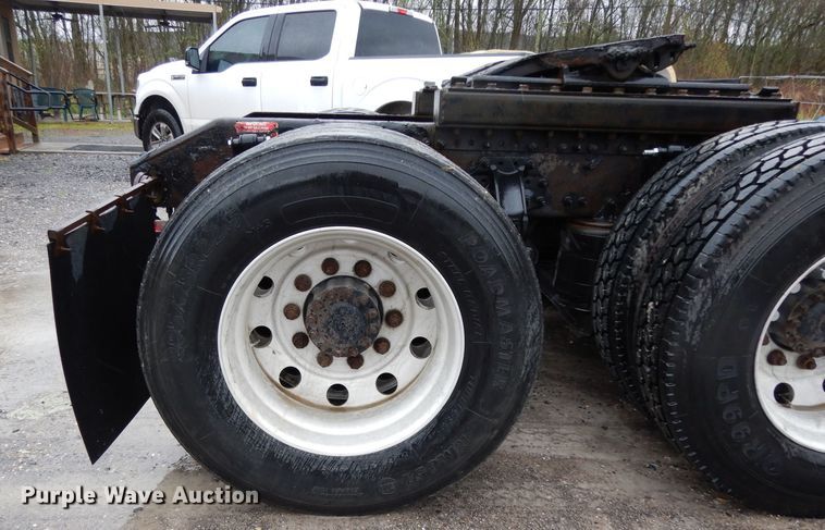 image for item DH2374 2007 Volvo VNL semi truck