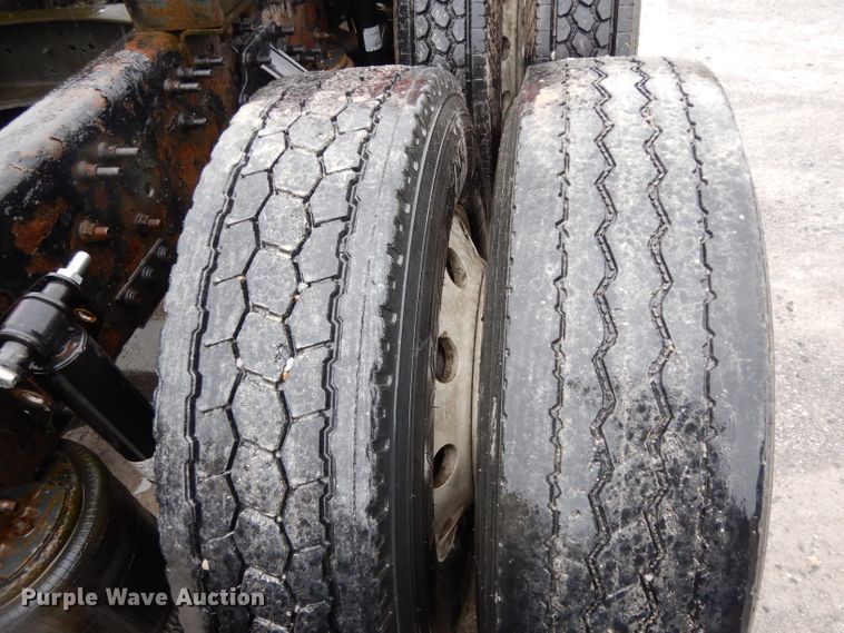 image for item DH2374 2007 Volvo VNL semi truck