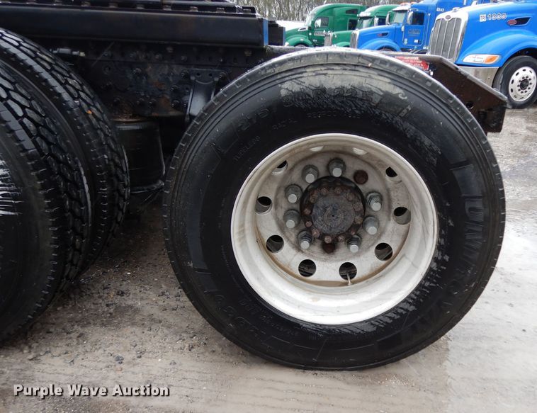 image for item DH2374 2007 Volvo VNL semi truck