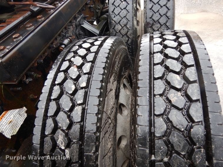 image for item DH2374 2007 Volvo VNL semi truck