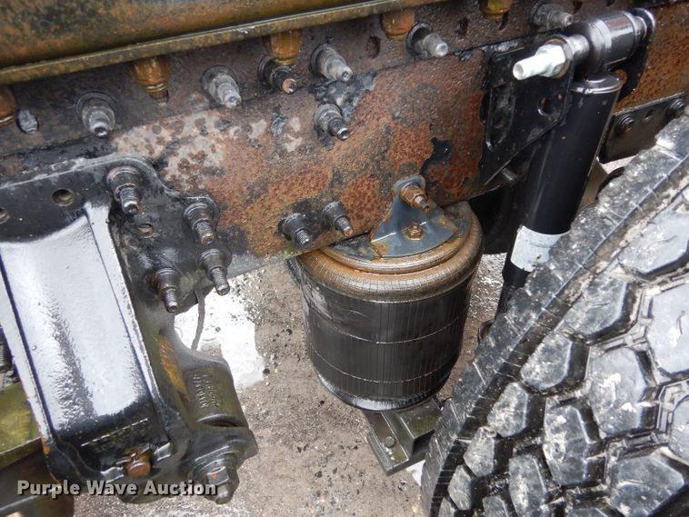 image for item DH2374 2007 Volvo VNL semi truck