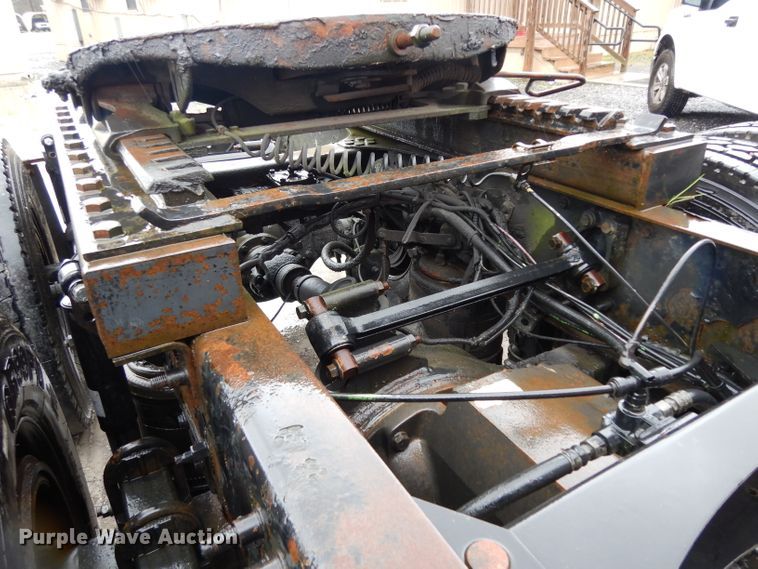 image for item DH2374 2007 Volvo VNL semi truck