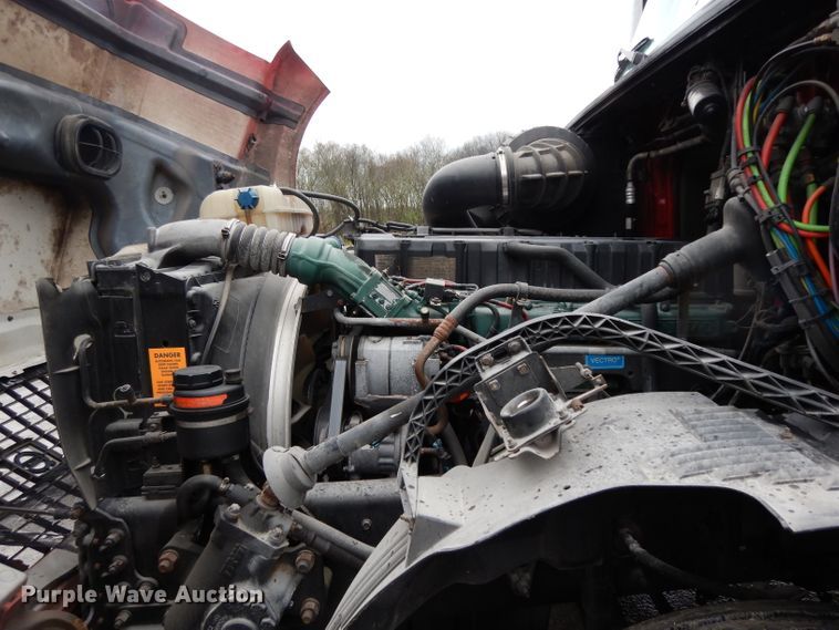 image for item DH2374 2007 Volvo VNL semi truck